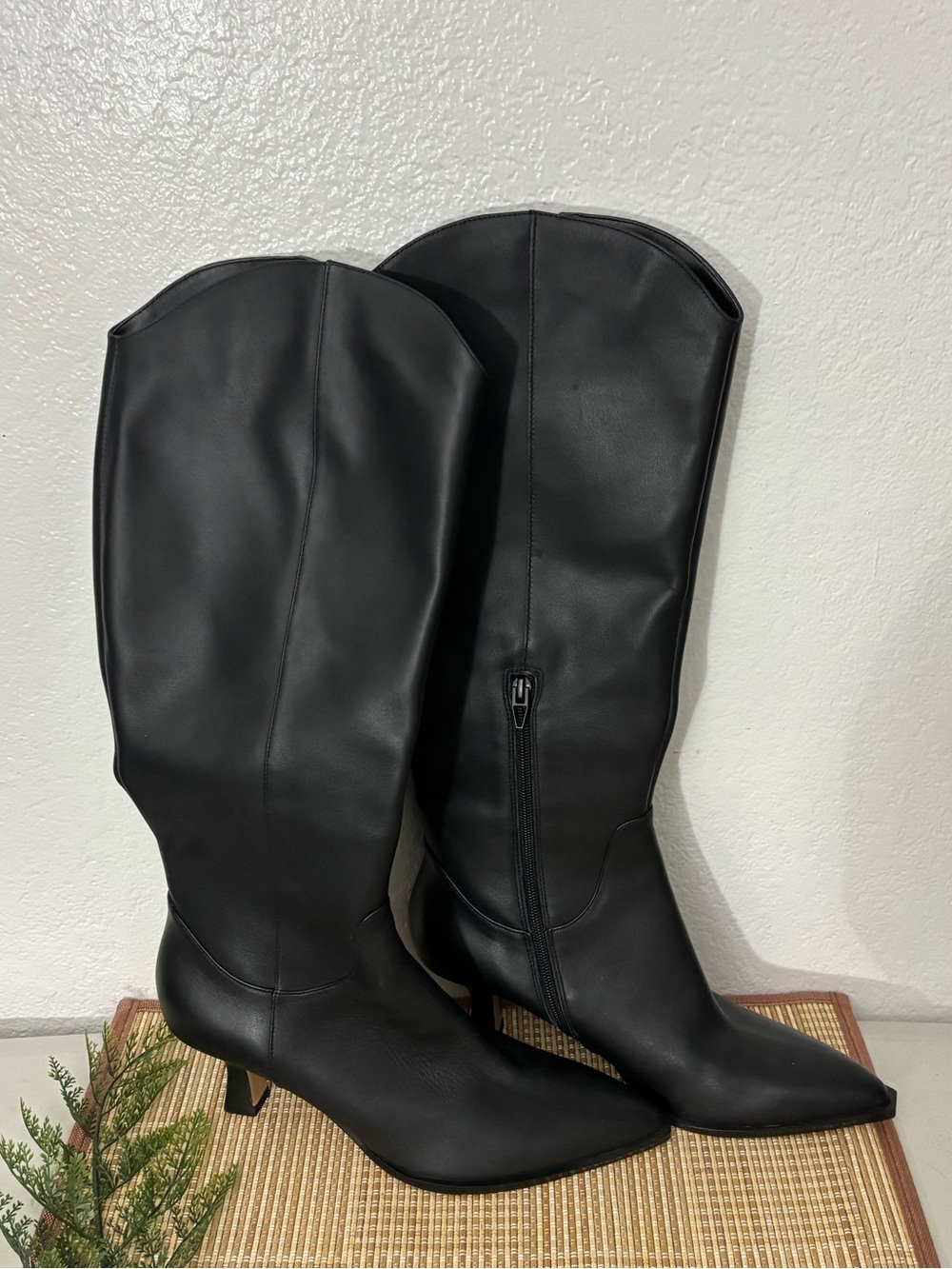 Dolce Vita Woman Pointed Toe Knee High Boot Size: 9.5
